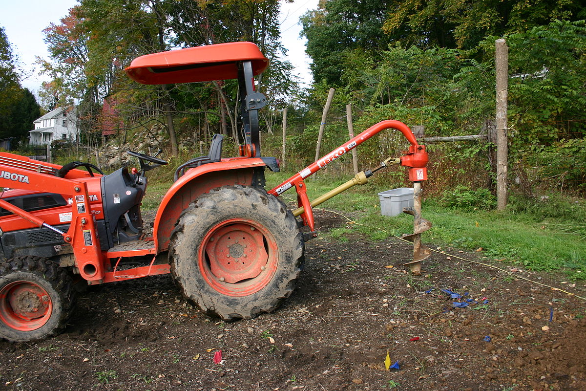 1200px-Tractor_with_Auger_01.jpg