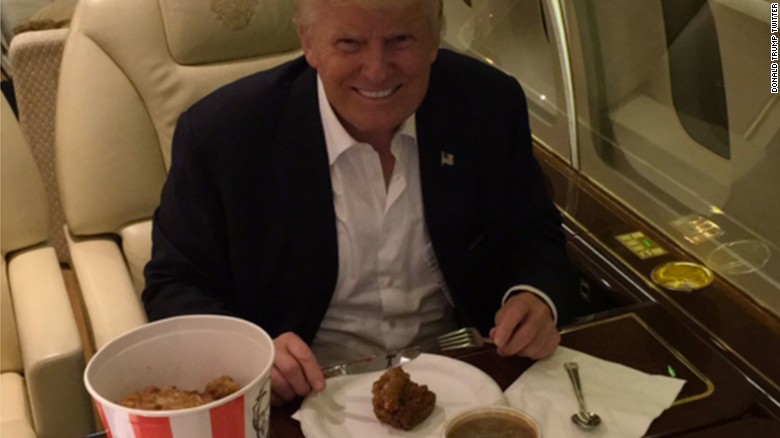 160802090304-donald-trump-eats-kfc-with-knife-and-fork-exlarge-169.jpg