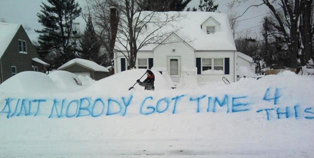Funny-New-Englander-Spray-Paints-Snow-In-Nod-To-Aint-Nobody-Meme-1.jpg
