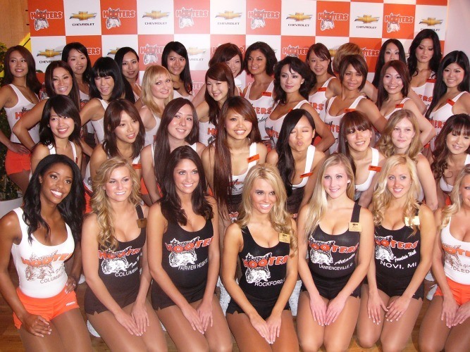 Hooters-Japan-girls.jpg