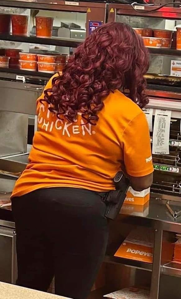 this-popeyes-employee-strapped-on-the-job-in-nashville-v0-VHTKkYqBBoQL0__dDYYbLAfV_lpYYtTUHNaw...jpg