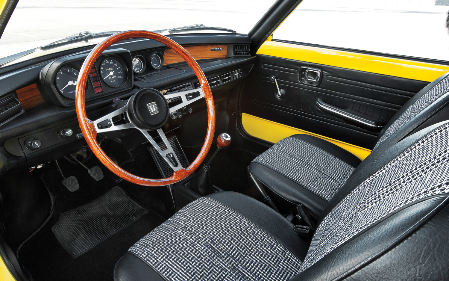 1975-Honda-Civic-CVCC-cockpit.jpg