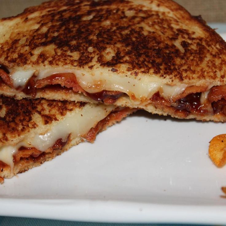 78b107a031d8c5fd23f0d67f96673f52--bacon-grilled-cheeses-grilled-cheese-sandwiches.jpg