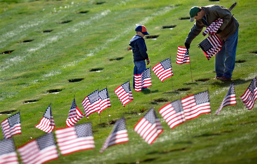 pb-121110-vetsday-cannon_photoblog900.jpg