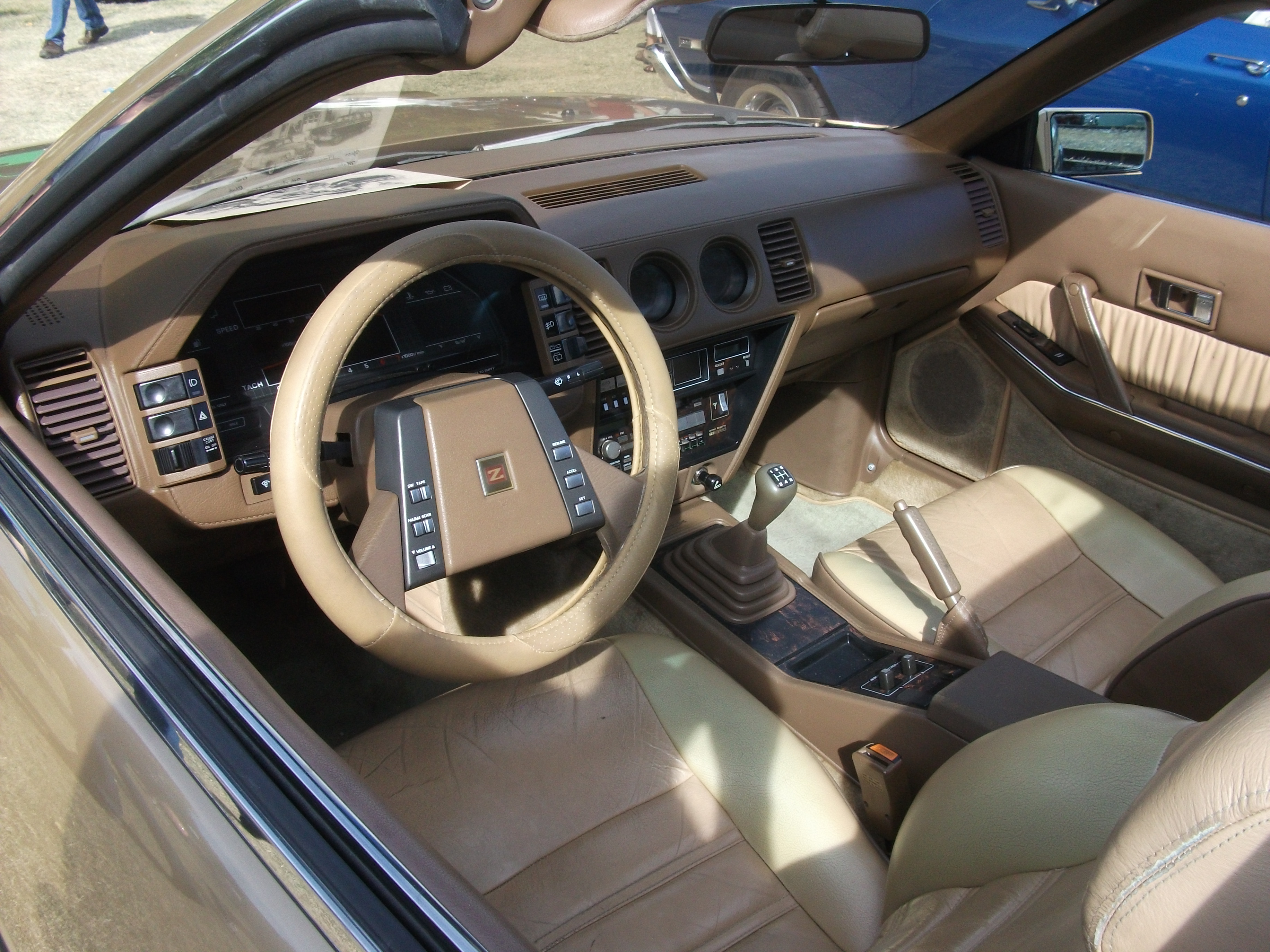 1985_Nissan_300ZX_interior_%286281690268%29.jpg