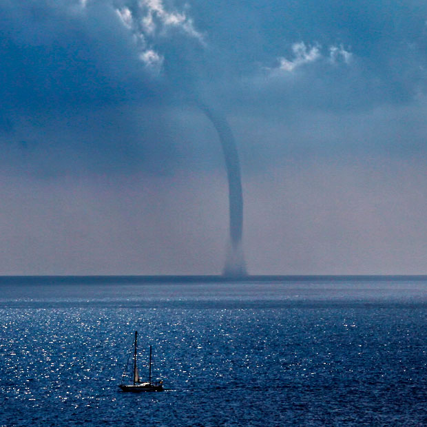 waterspout-sea_2471223k_zps110345da.jpg