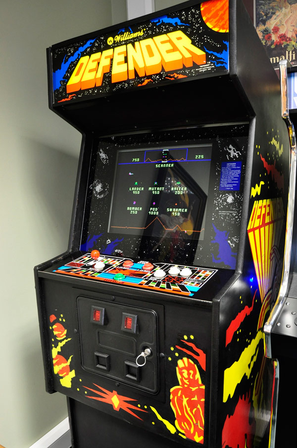 14503-vintage-defender-arcade-machine-front.jpg
