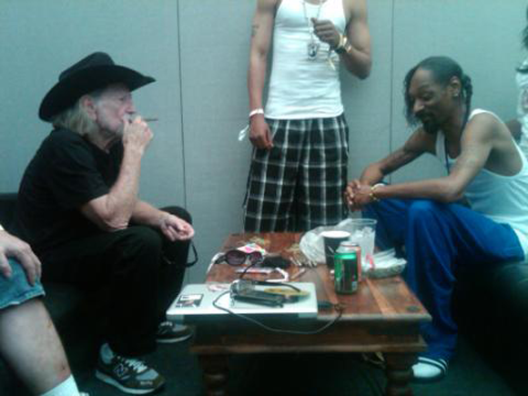 willie-nelson-snoop-dogg.png