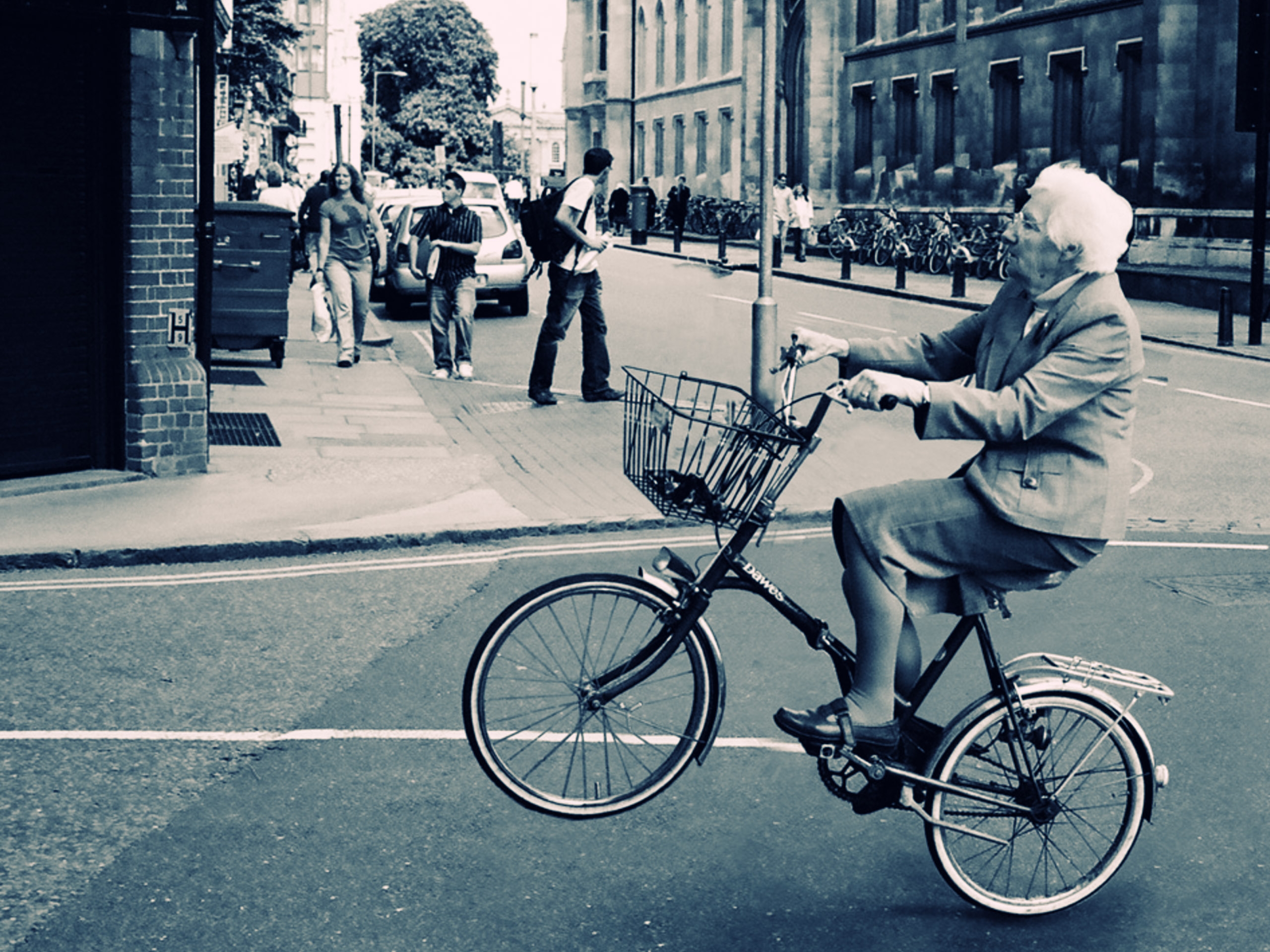 vintage-bicycle-with-basket-wallpaper-2.jpg