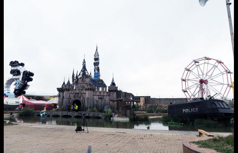 juxtapozbanksydismaland17.jpg