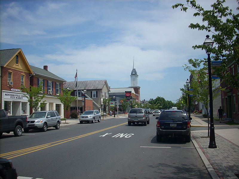 800px-Montoursville_Broad_Street.jpg