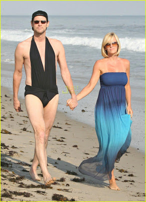 jim-carrey-jenny-mccarthy-same-swimsuit-05.jpg