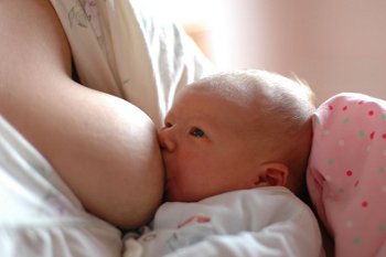 800px-Breastfeeding_a_baby.jpg