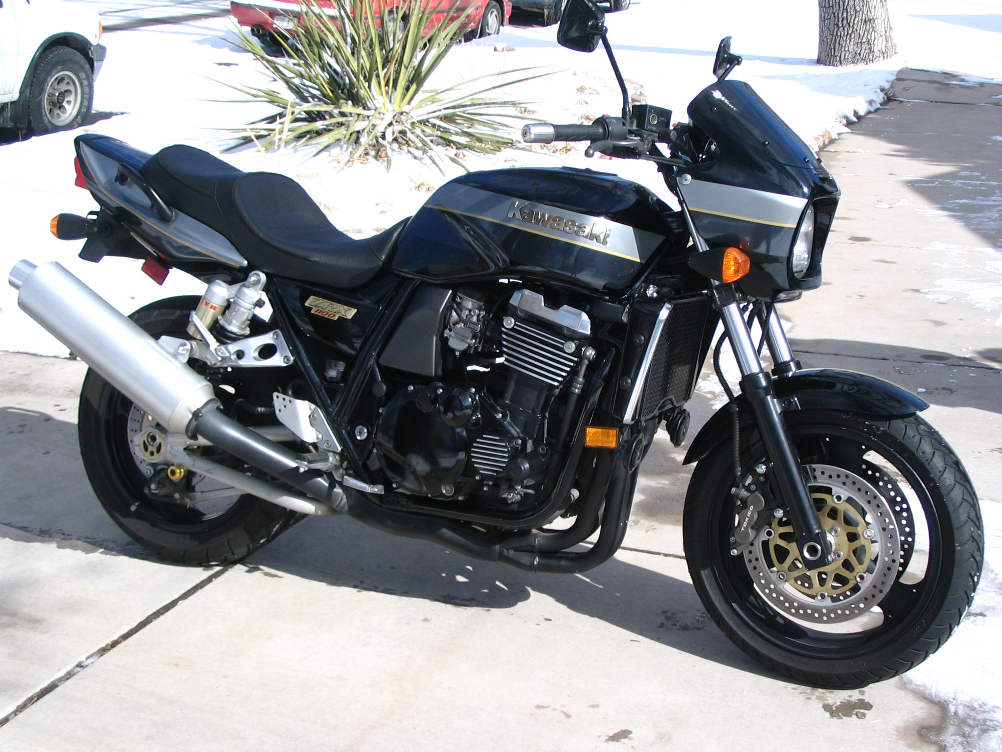 Kawasaki_ZRX-1100_Black-Silver_Paint.jpg